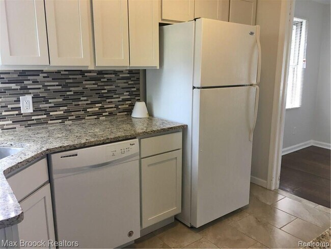 Foto del edificio - 23140 Orchard Lake Rd