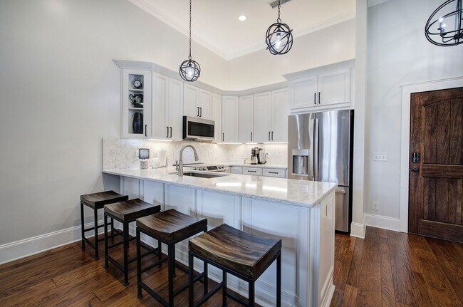 Foto del edificio - Beautifully Furnished 2/2 Apartment on Broad St- $2,995
