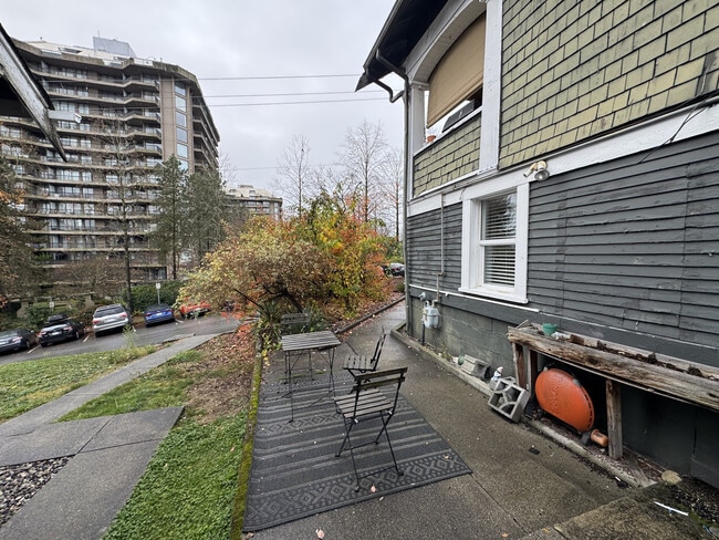 Building Photo - 306 Esmond Av