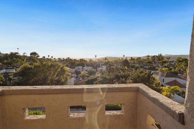 Foto del edificio - Ocean View 2 Bed Condo with Private Balcony + Garage