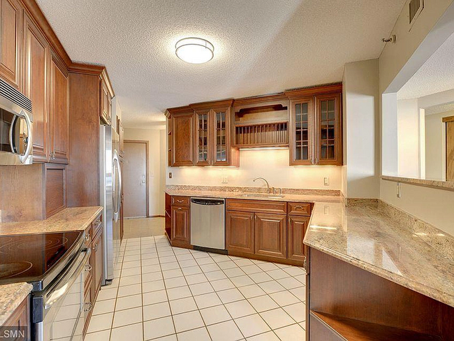 Granite countertops and stainless steel appliances - 121 Washington Ave S