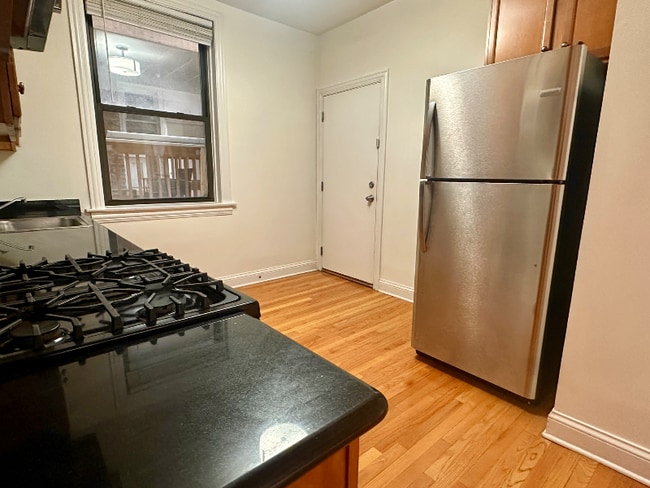 Building Photo - 903 W Cornelia Ave