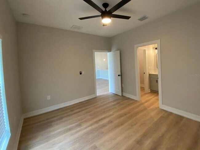 Foto del edificio - 10526 Pendleton Ave
