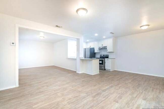 Building Photo - Modern 4-Bedroom House Near Leon Valley
