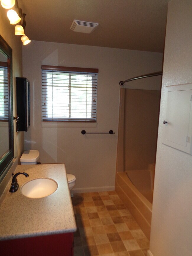 Building Photo - 4 Bed (1 non-egress) High End Home in Bill...