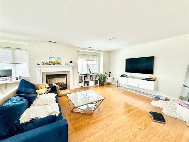 Building Photo - 120 Wyllis Ave