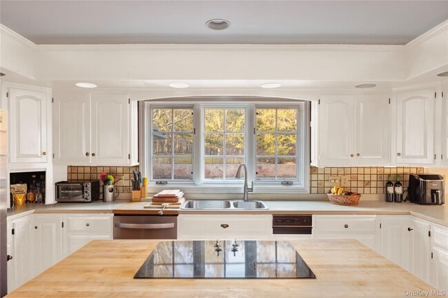 Building Photo - 147 Rock City Rd