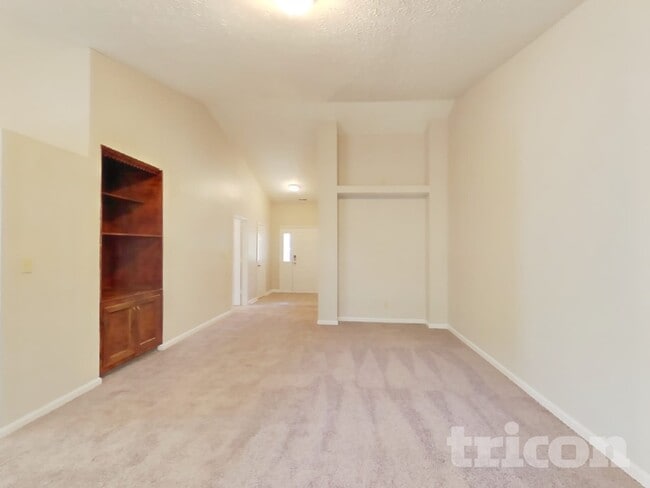 Building Photo - 740 Kingston Cir