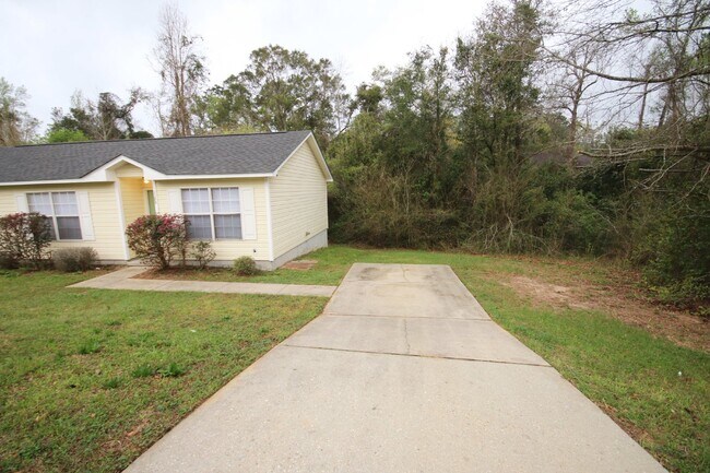 Foto del edificio - 3BR/2BA Home Near UWF – Wood-Look Flooring, Galley Kitchen, Pet Friendly!