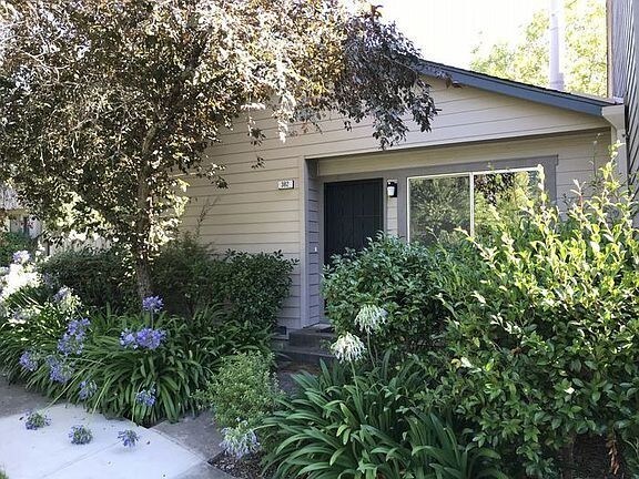 Building Photo - Large 1-level condo in lovely Woodgate Glen