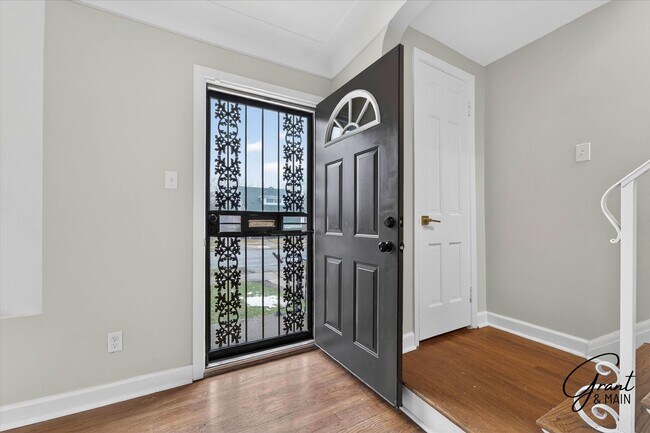 Building Photo - 3 bedroom 2 bathroom $1580