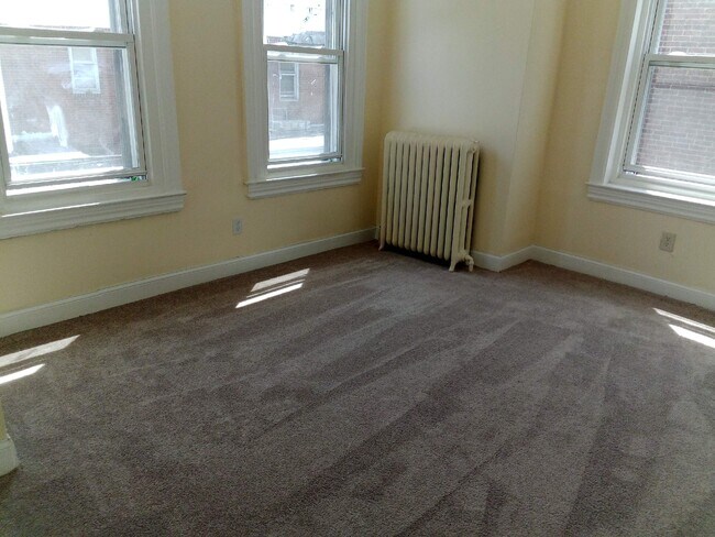 Bedroom - 1126-2 W Rockland St Apartments