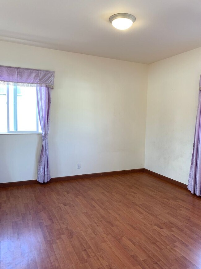 Foto del edificio - Liliha: 2 Bed, 1 Bath + Den Duplex w/ 1 Parking Spot - Includes Utilities!
