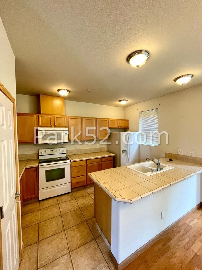 Building Photo - 3 Bedroom Townhouse On Greenbelt