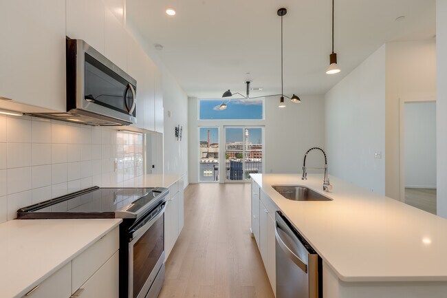Kitchen & living space - 600 S Duke St