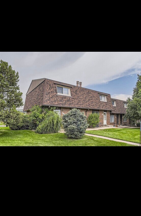End unit - 7137 S Webster St