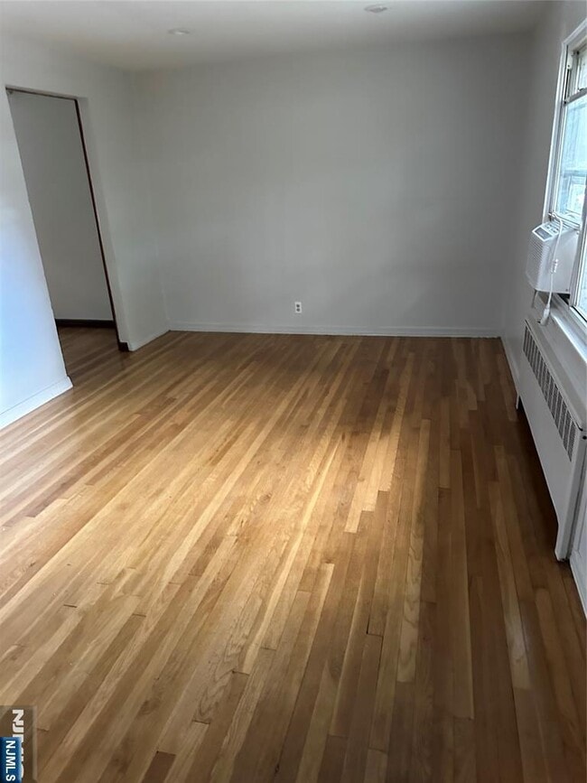 Foto del edificio - 743 Newcomb Rd