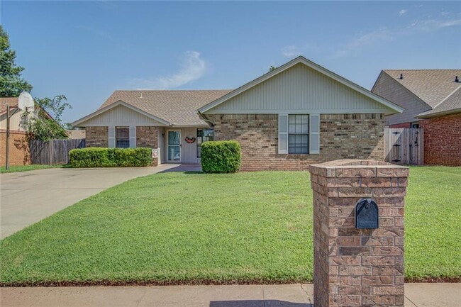 Building Photo - 2109 Shamrock Dr