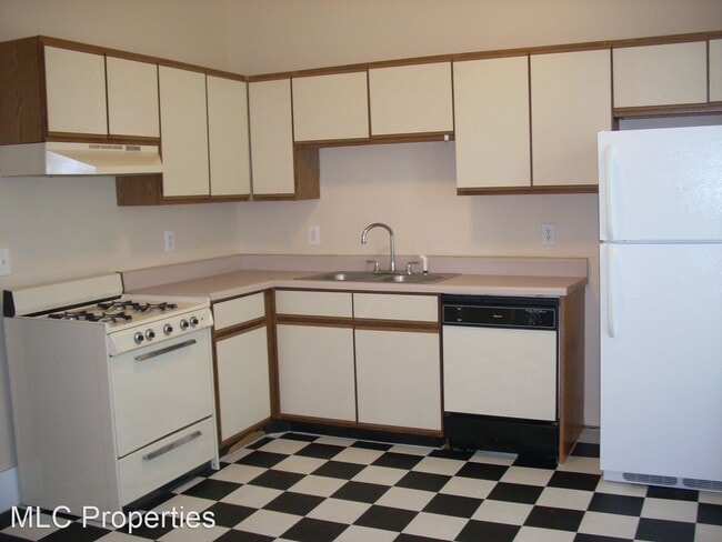 Building Photo - 742 Monroe Dr NE