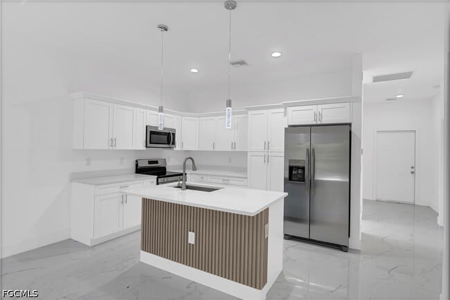 Building Photo - 747 Newell St E