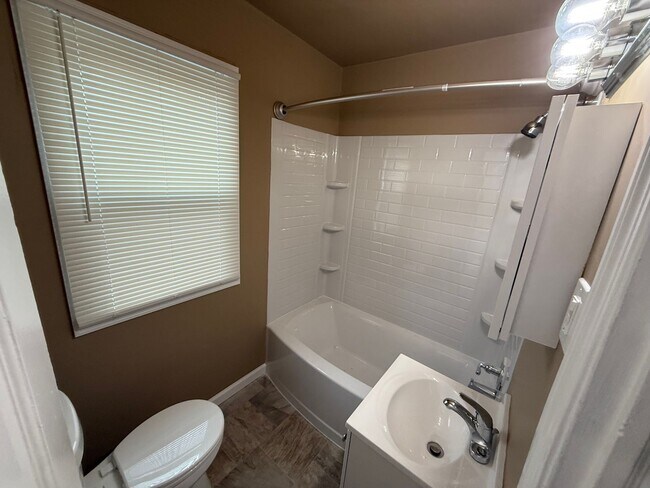 Foto del edificio - 3 Bedroom, 1 Bath Home Move-In Ready! Sec....