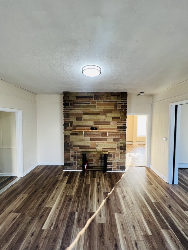 Building Photo - 187 Carnation St