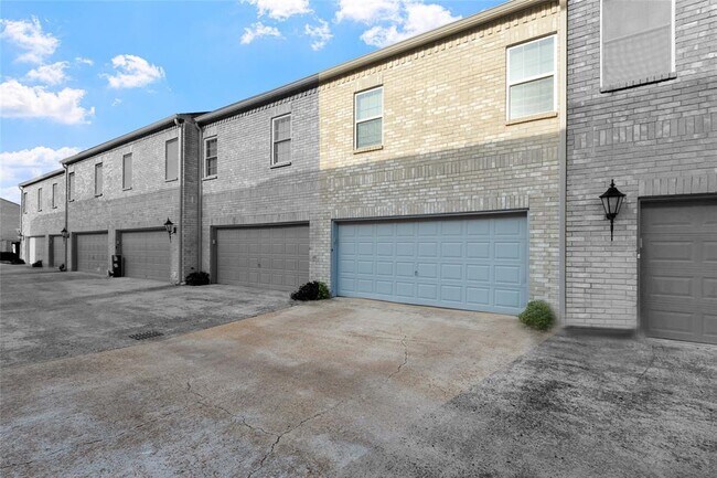 Building Photo - 618 Wilcrest Dr