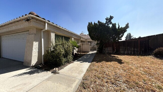 Building Photo - 2 Bedroom 2 Bath w/ Bonus Room Located in ...