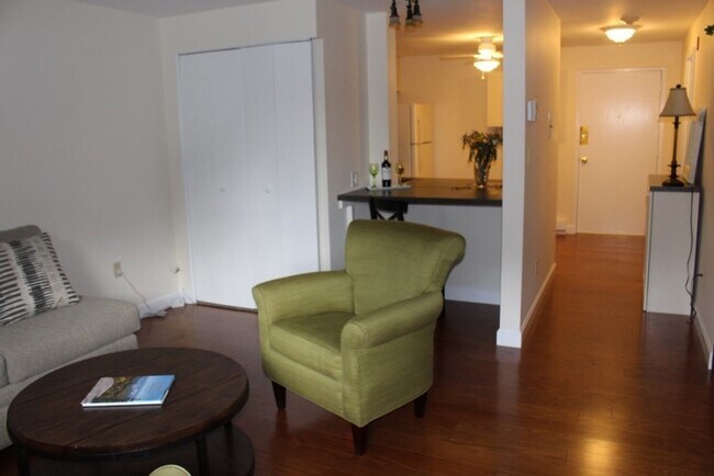 Foto del edificio - 1321 Worcester Rd