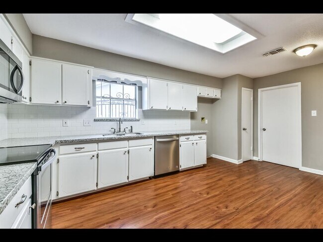 Building Photo - 10466 Emnora Ln
