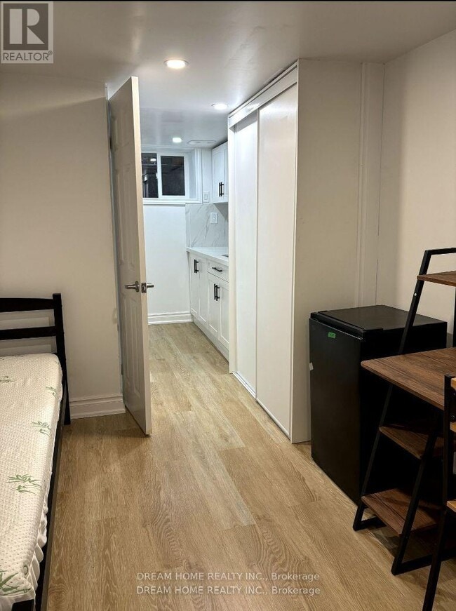 Building Photo - 337 Mutual St