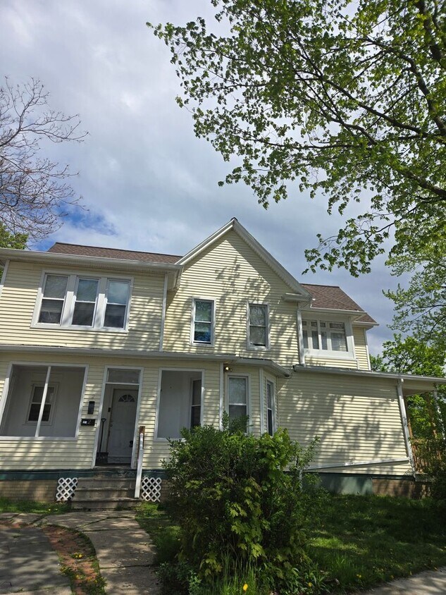 Building Photo - Charming 3BR Duplex in Rochester