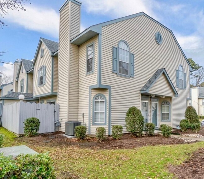 Foto del edificio - End Unit Condo Close to Chic's Beach & Little Creek Naval Base