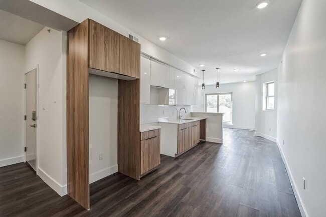 Building Photo - 5053 Ludlow St