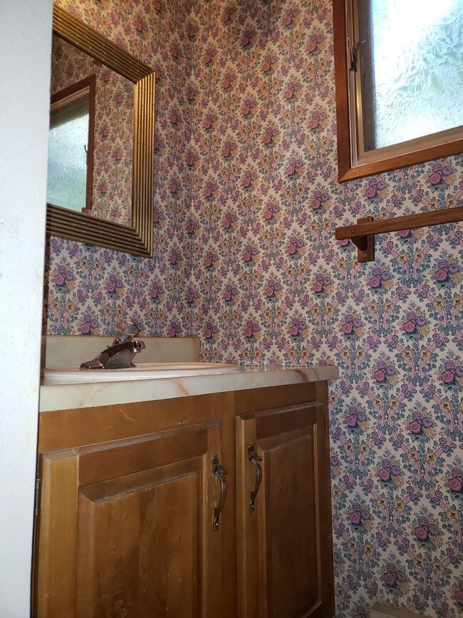 Building Photo - 3 br, 1.5 bath House - 232 W. 6th St.