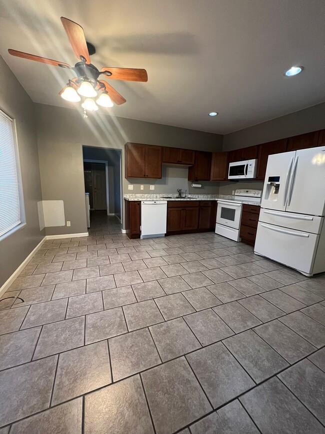 Foto del edificio - 3 Bedroom, 2 Bathroom Home - Located near ...