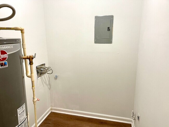 Foto del edificio - Welcome to our Rent Special in Fayetteville! This charming 2 bedroom, 1 bathroom house is perfect...