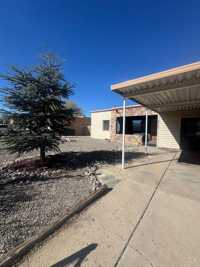 Building Photo - 2113 Madeira Dr NE