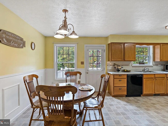 Building Photo - Affordability Meets Livability. 2 Bedroom,...