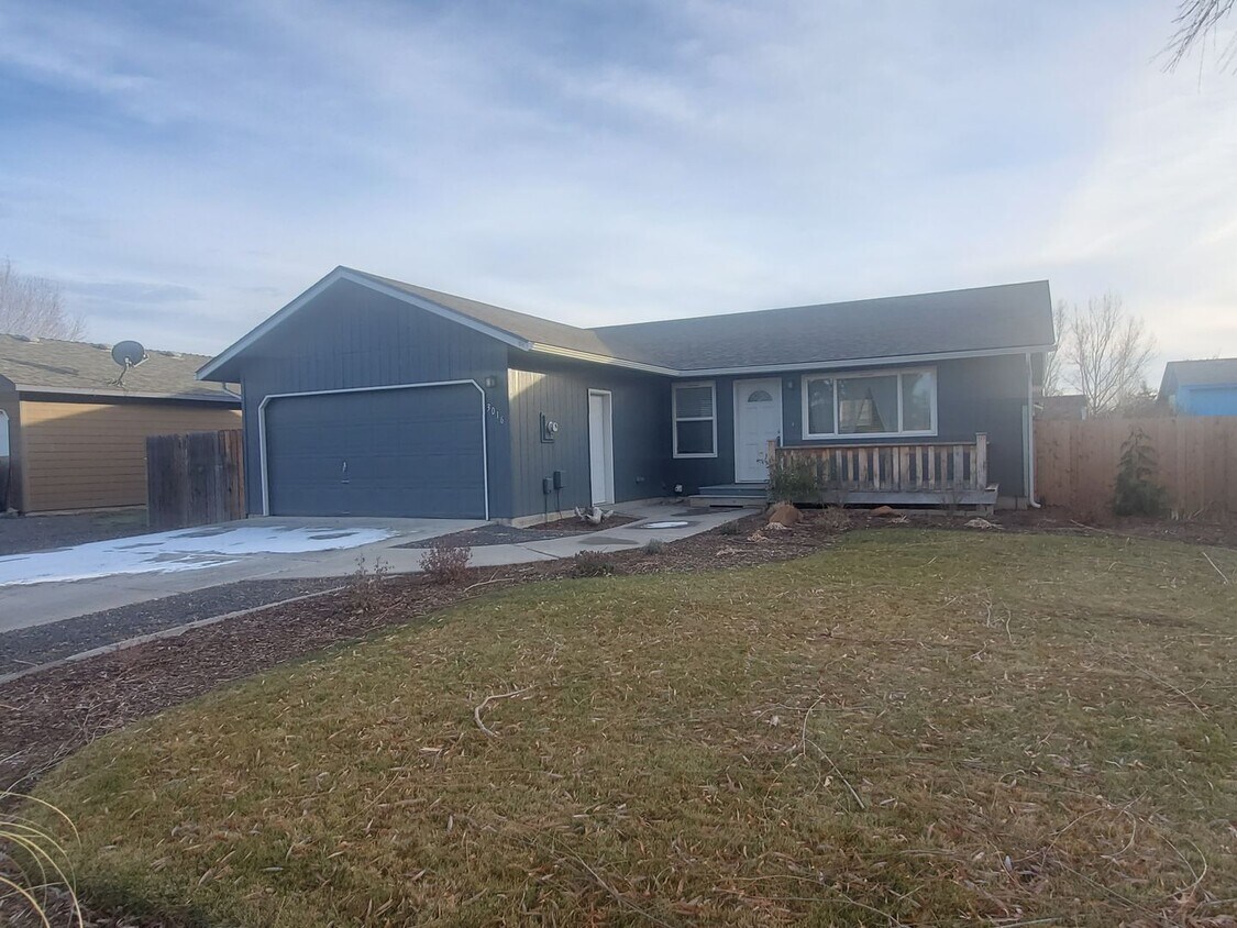 3 Bed 2 Bath Single Level Fenced 2 C... House Rental in Redmond