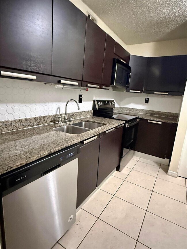 Foto del edificio - 11225 Royal Palm Blvd