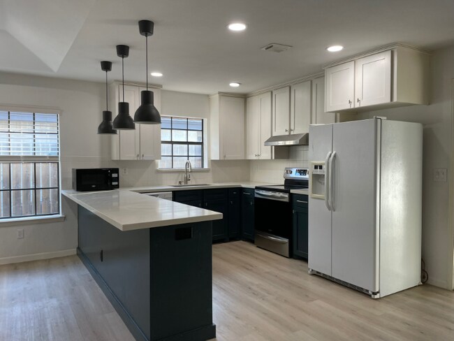 Foto del edificio - 2201 Pin Oak Rd