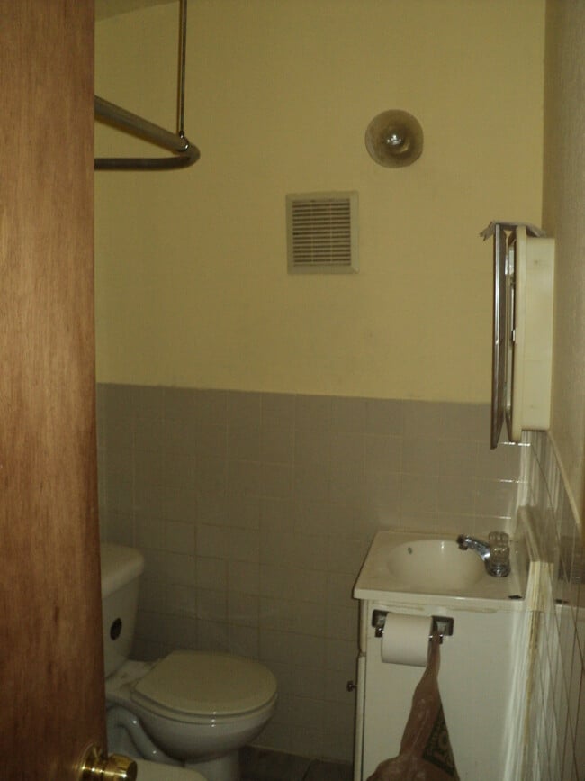 Building Photo - 25 E Bringhurst St