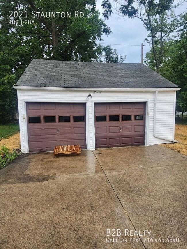 Building Photo - 2021 Staunton Rd