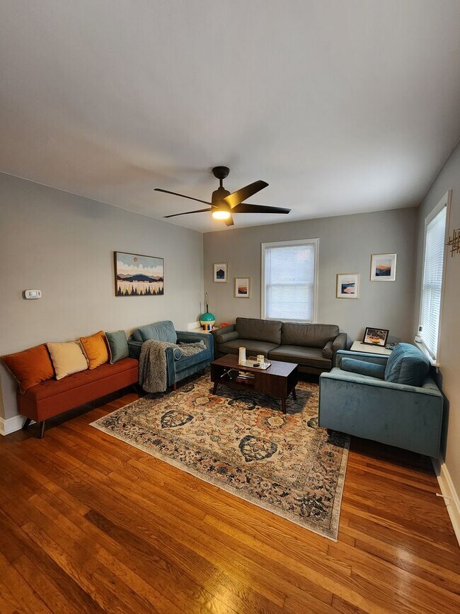 Building Photo - Charming Asheville Cottage!