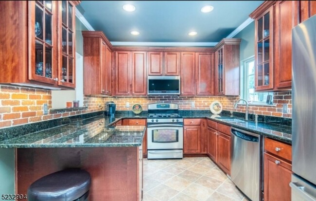 Building Photo - 744 Green Ln