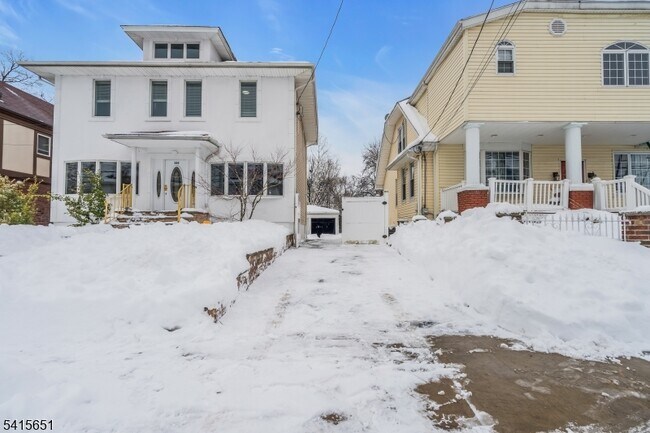 Foto del edificio - 323 Van Houten Ave
