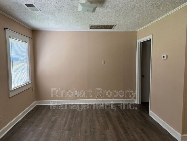 Building Photo - 1343 Steed St
