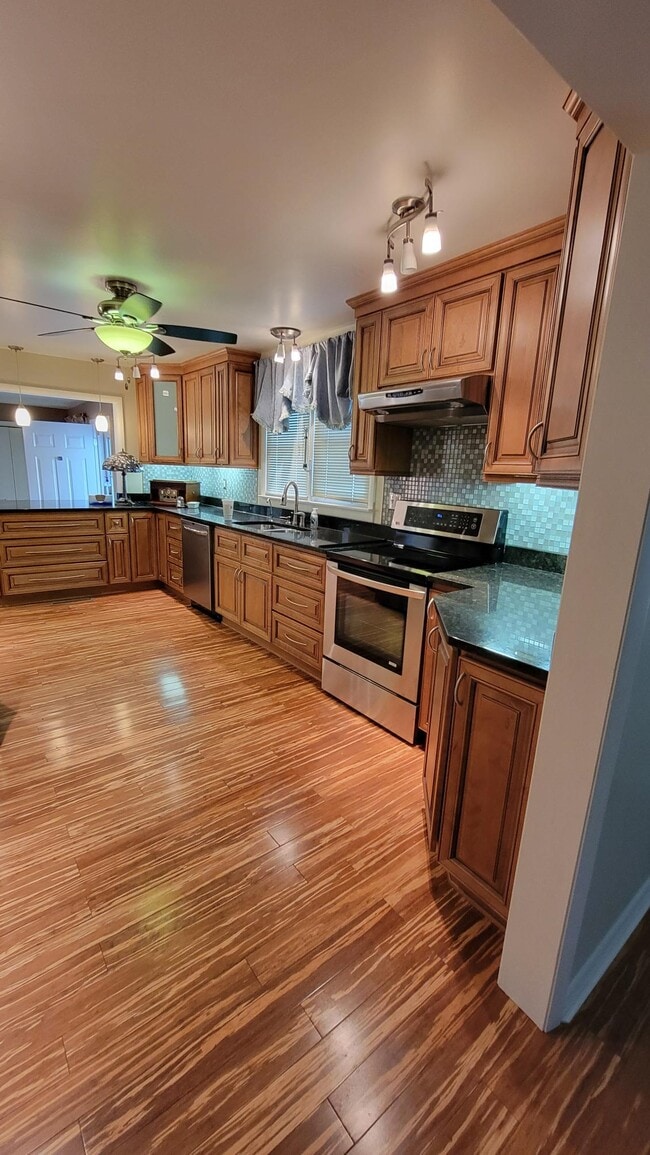 Building Photo - 3Br, 2Ba Home with 2 Car Detached Garage