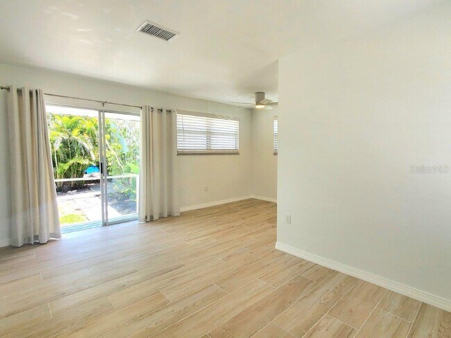 Foto del edificio - 461 W Marion Ave